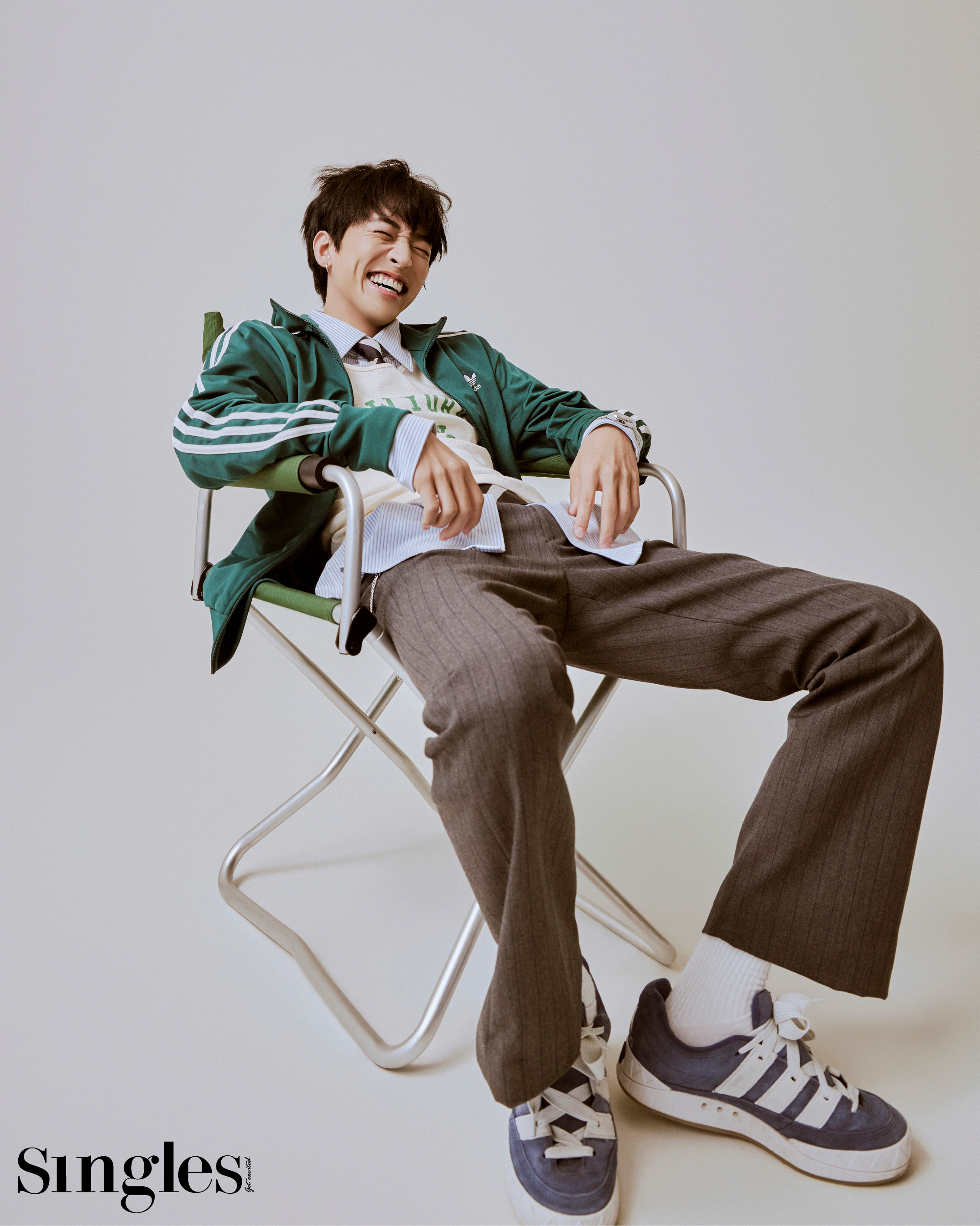 이승윤의 싱글즈 7월 호 화보 이미지, 이승윤이 착용한 제품은 보스, 아디다스, 프롬아를, 카시오의 제품. 이승윤 아디다스, 이승윤 보스, 이승윤 프롬아를, 이승윤 져지, 이승윤 셔츠